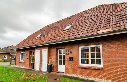 Neßmersiel Apartment | Hübsche Ferienwohnung in Nessmersiel, mit Balkon, Wlan, Haustiere Gestattet.wallbox
