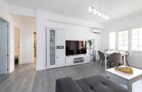 Perchel Norte Apartment | H2M Marmoles 3 dormitorios & 2 baños con balcon