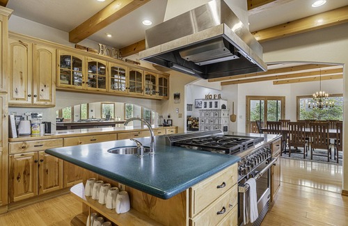 Allenspark House | H7 at Hope Mountain–Luxury 6-Bedroom Retreat with Pool & Hot Tub near Allenspark