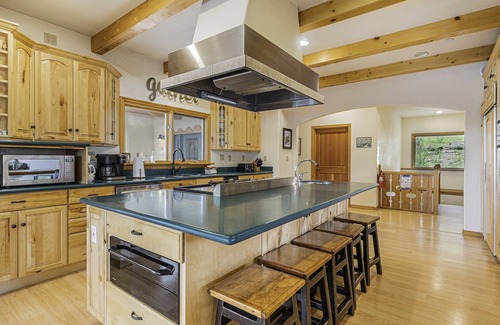 Allenspark House | H7 at Hope Mountain–Luxury 6-Bedroom Retreat with Pool & Hot Tub near Allenspark