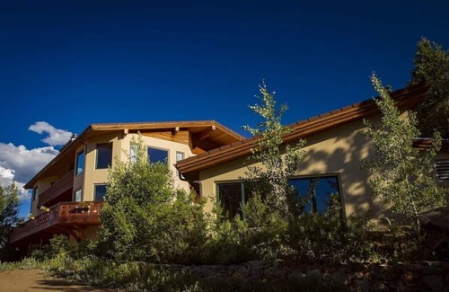 Allenspark House | H7 at Hope Mountain–Luxury 6-Bedroom Retreat with Pool & Hot Tub near Allenspark