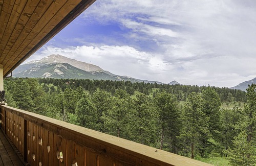 Allenspark House | H7 at Hope Mountain–Luxury 6-Bedroom Retreat with Pool & Hot Tub near Allenspark