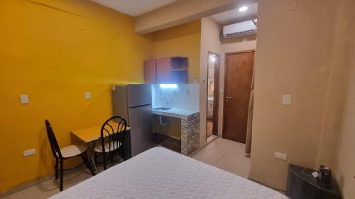 Asuncion Hotel | Habitación doble Baño privado frente al Hospital Militar solo efectivo guaranies