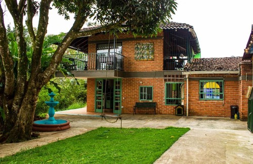 Cali House | Habitación en Casa de Familia