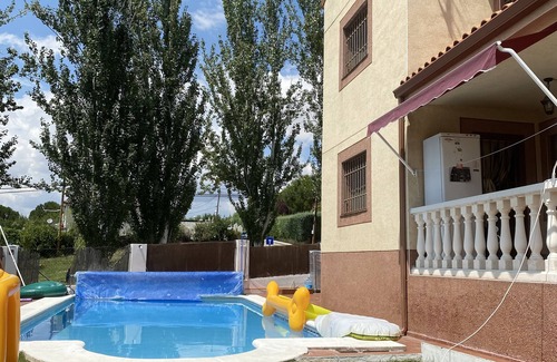 Torrejon del Rey Ski Chalet | Habitación en Chalet con Piscina
