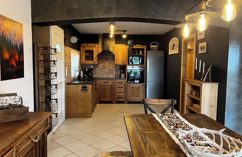 Brujas Villa | Hacienda Santa Fe de TheBearMountain.fr located at the top of a green setting.