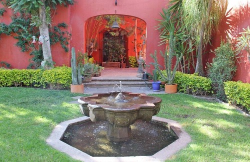 San Juan del Rio House | Hacienda-style colonial house near vineyards
