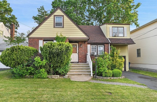 Hackensack House | Hackensack Meadow Retreat, 9 Mins to MetLife Stadium