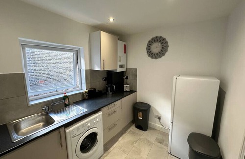 Seven Sisters Apartment | Hackney Hideout – 3Bed Comfort for Work or Stay