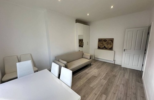 Seven Sisters Apartment | Hackney Hideout – 3Bed Comfort for Work or Stay