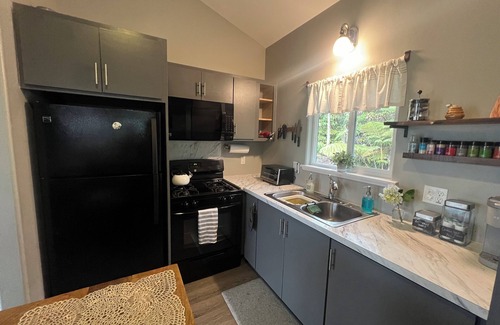 Volcano House | Hale Malie - a peaceful rainforest retreat minutes from Volcano National Park!