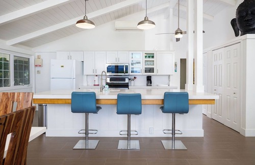 Kahaluu Bay House | Hale Pulelehua, Butterfly House: Incredible Modern Alii Drive Home