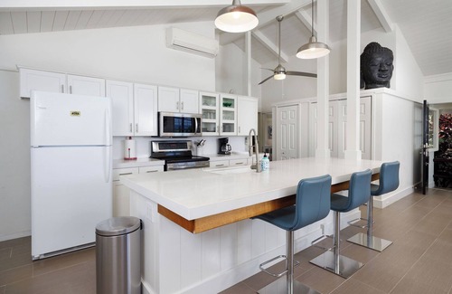 Kahaluu Bay House | Hale Pulelehua, Butterfly House: Incredible Modern Alii Drive Home