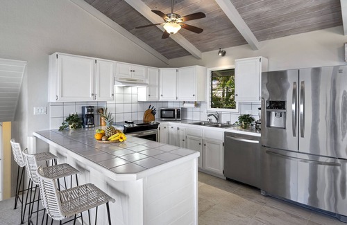 Kealakekua House | Halekii Sunset – Sweeping 180° Ocean Views | Newly Renovated Tropical Retreat