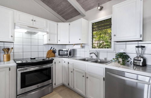 Kealakekua House | Halekii Sunset – Sweeping 180° Ocean Views | Newly Renovated Tropical Retreat