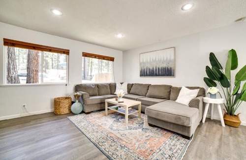 Al Tahoe House | half Mi to Lake Tahoe Pet-Friendly Cabin