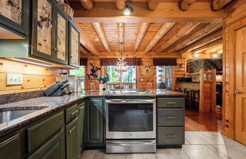 Rangeley Plantation House | 🐾Halls on Mooselookmeguntic - Beautiful Log Home on Mooselookmeguntic Lake, dog friendly