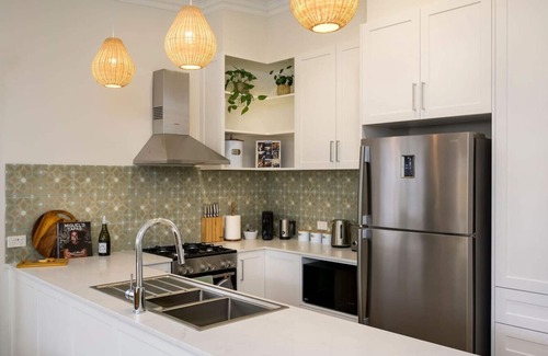 Hamilton House | Hamilton Hideaway Pet Friendly near Eateries and Entertainment