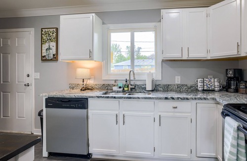 Omaha House | Hamilton in heart of Omaha! Multi family and group friendly! The perfect space!