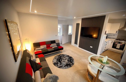 Peterborough House | Hampton 2-bed coach house retreat quiet parking wifi clean