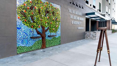 Downtown Riverside Hotel | Hampton Inn Riverside Downtown