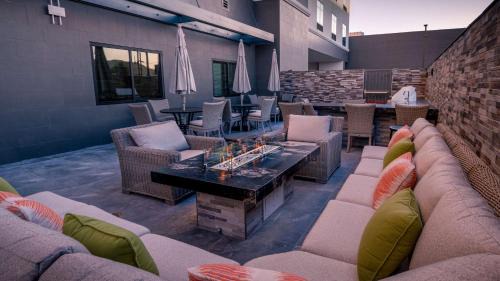 Downtown Riverside Hotel | Hampton Inn Riverside Downtown