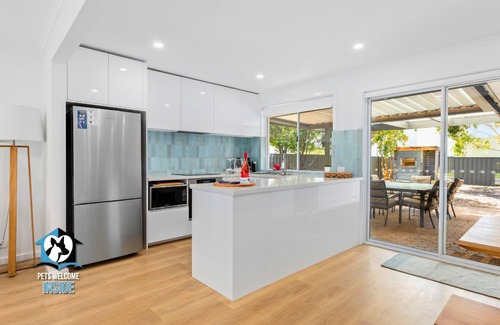 Encounter Bay House | Hampton's Style Holiday Retreat - close to the beach!