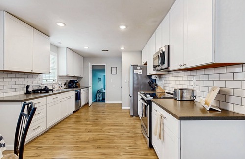 Hanahan House | Hanahan home with close proximity to Park Circle, WiFi & dog-friendly