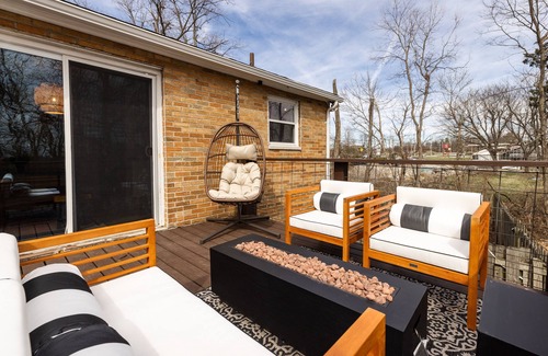 West Chester House | HangingEggChair~FirePit~HugeYard~Mural~King'sIsland~CincyTheme~Grasswall