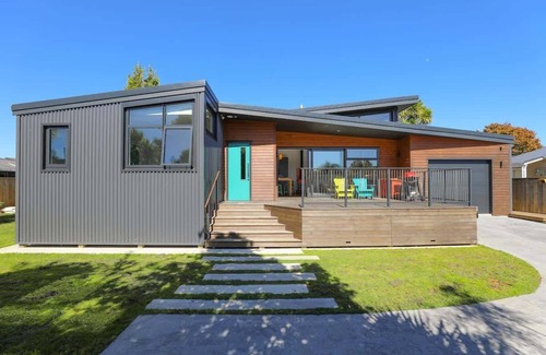 Hannahs Bay House | Hannah's Bay Hideaway | Modern & Funky by the Lake