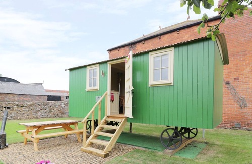 Wigton Cottage | HANNAH'S HIDE, pet friendly, with open fire in Bowness-On-Solway