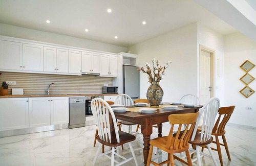 Stalos Villa | Hannah Villa Stalos: spacious, quiet villa w/sea and mountain view