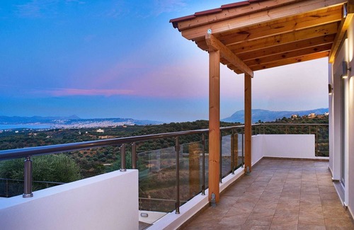Stalos Villa | Hannah Villa Stalos: spacious, quiet villa w/sea and mountain view