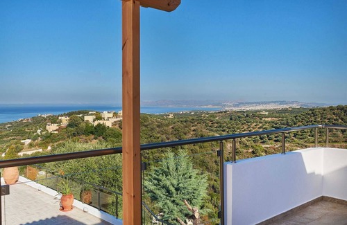 Stalos Villa | Hannah Villa Stalos: spacious, quiet villa w/sea and mountain view