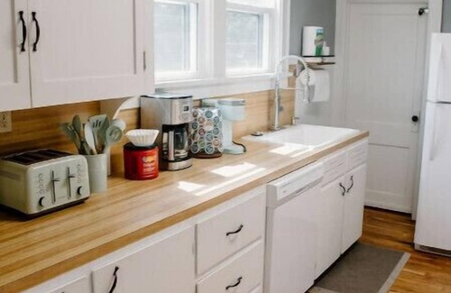 Southeast Omaha House | Hanscom Home-Infant&Pet friendly-traveling nurses- 8 mins from zoo/downtown