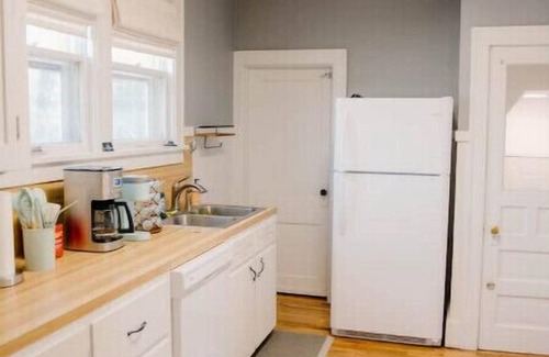 Southeast Omaha House | Hanscom Home-Infant&Pet friendly-traveling nurses- 8 mins from zoo/downtown