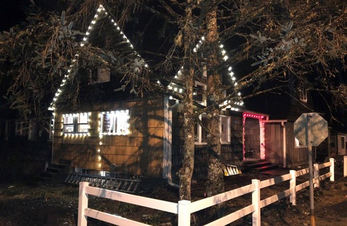 Seaside House | Hansen Lodge is one house away from the beach and one block from golfing.