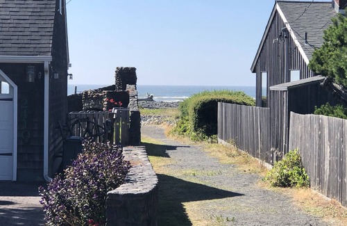 Seaside House | Hansen Lodge is one house away from the beach and one block from golfing.