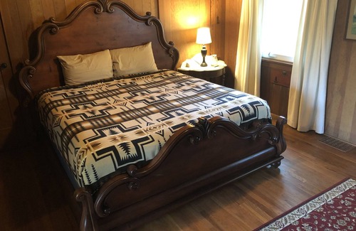 Seaside House | Hansen Lodge is one house away from the beach and one block from golfing.