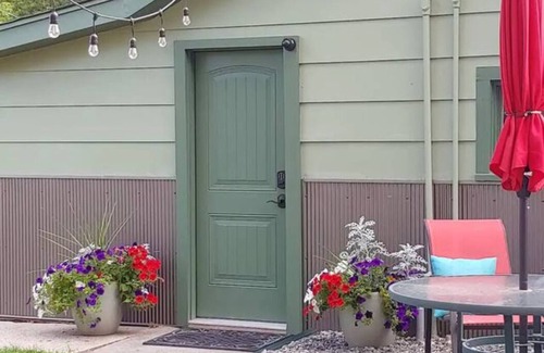 Cody House | Happy Bison Bungalow - located in Downtown Cody!