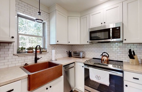 Gatlinburg - Pigeon Forge Cottage | Happy Camper 1 Bedroom Cottage by RedAwning