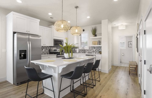 Washington Fields Condo | Happy Hawaiian Themed Condo!