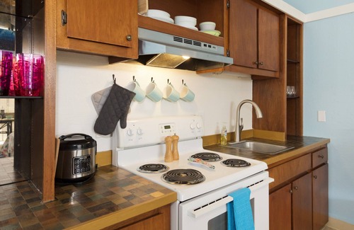 Hilo Condo | Happy Honu Oasis, Surf shack with pool and A/C