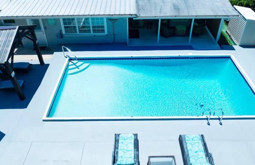Woodlawn House | Happy OURS 206–Pool-Close to Beach-Sleeps 6