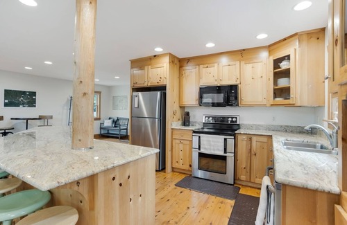 Pickens House | Happy Trails: Jacuzzi, Lookout Tower, Views!