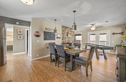Gatlinburg - Pigeon Forge Ski Chalet | Happy Trails | Stunning Smoky Mtn Views Hot Tub Game Room Resort Pools