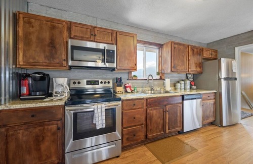 Gatlinburg - Pigeon Forge Ski Chalet | Happy Trails | Stunning Smoky Mtn Views Hot Tub Game Room Resort Pools