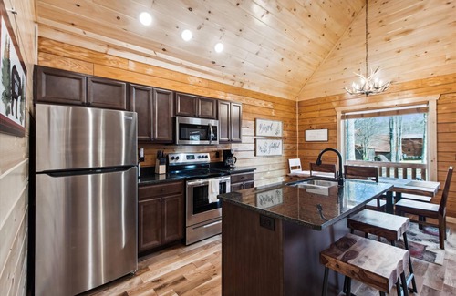 White Oak Lodge Cabin | Happy Vibes Cabin - The Name Says it All!
