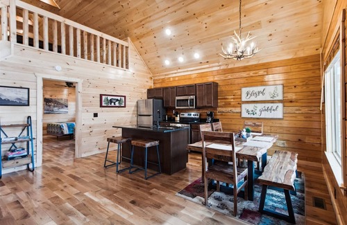 White Oak Lodge Cabin | Happy Vibes Cabin - The Name Says it All!