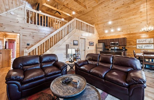 White Oak Lodge Cabin | Happy Vibes Cabin - The Name Says it All!